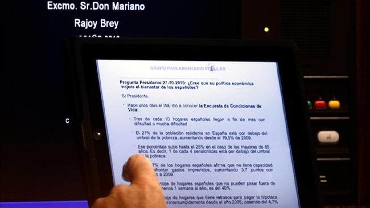 Una imagen del Ipad del presidente del Gobierno, Mariano Rajoy, en el Congreso de los Diputados. JUAN MANUEL PRATS