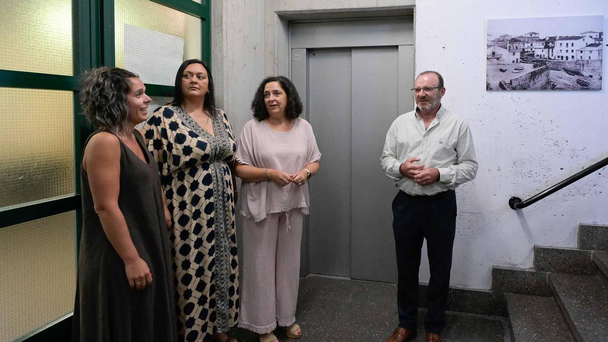 Belén do Campo, no centro, e Eduardo Parga, xunto ao actual ascensor do CEIP Milladoiro.