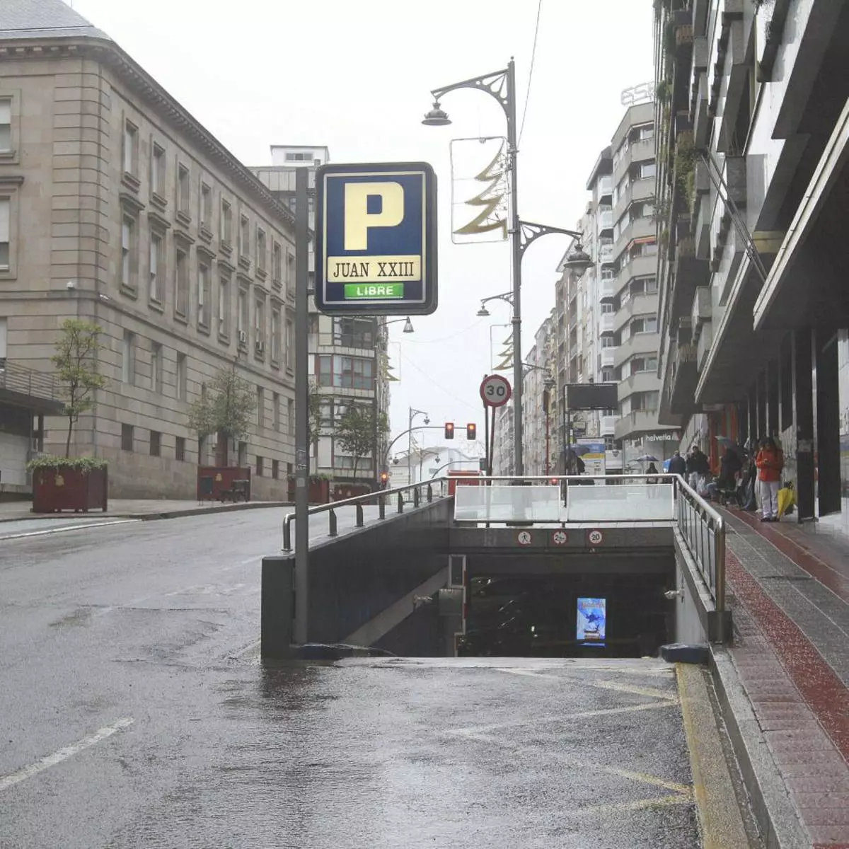 No quería pagar 4,20 euros en un parking de Ourense, rompió la barrera y ahora debe abonar 1.553