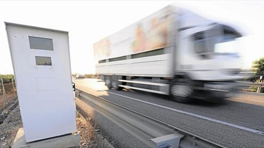 Bajan las multas por usar el móvil al volante y suben las de velocidad