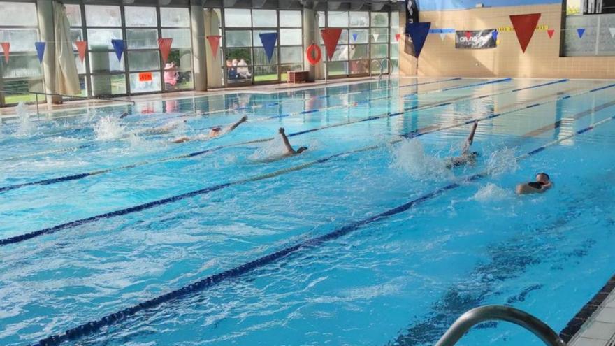 Una competición escolar en la piscina mancomunada de A Ramallosa. |