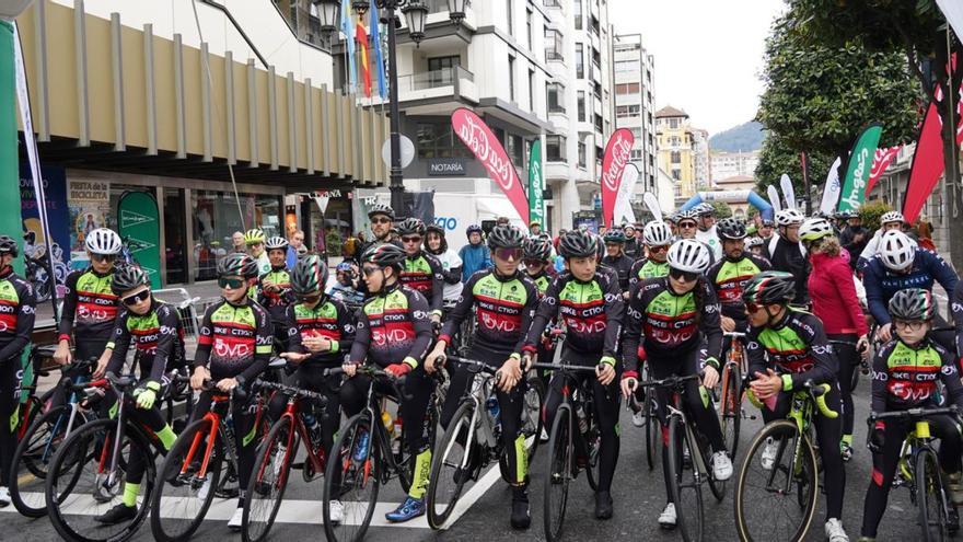 Los ciclistas esperan el pistoletazo de salida delante de El Corte Inglés de la calle Uría. | LNE