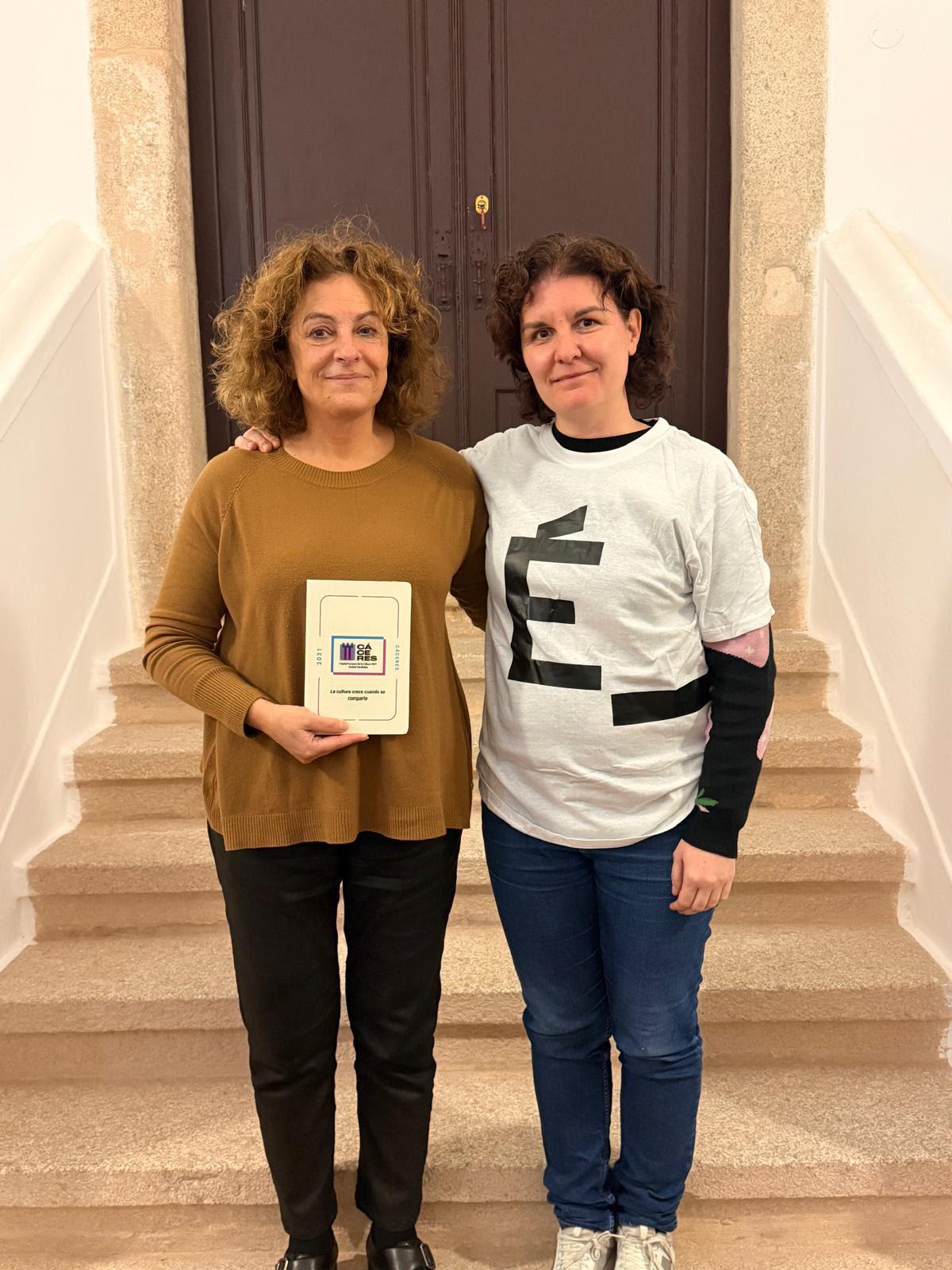 La presidenta del Patronato de Évora 2027, Maria do Céu, con Iris Jugo.