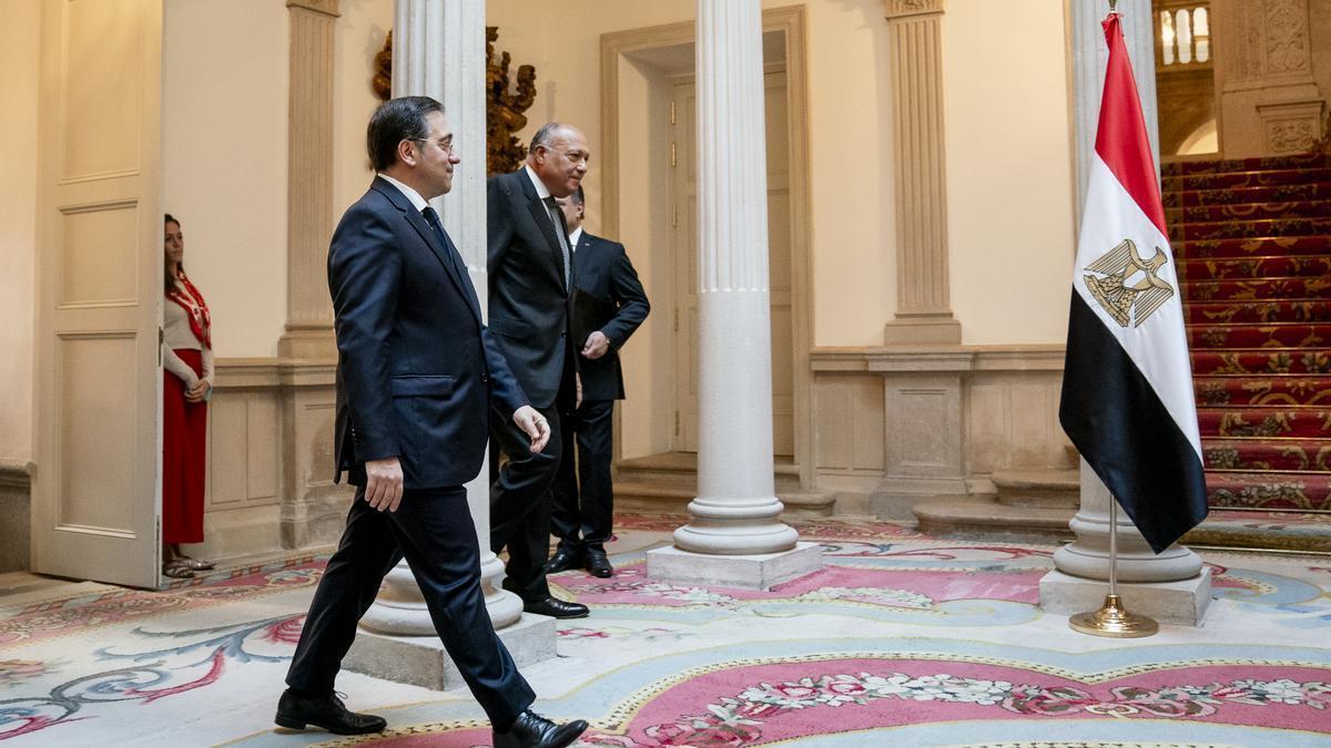 El ministro de Asuntos Exteriores, Unión Europea y Cooperación, José Manuel Albares (i), y su homólogo de la República Árabe de Egipto, Sameh Shoukry (c), llegan a un encuentro oficial, en el Palacio de Viana, a 3 de junio de 2024, en Madrid (España).