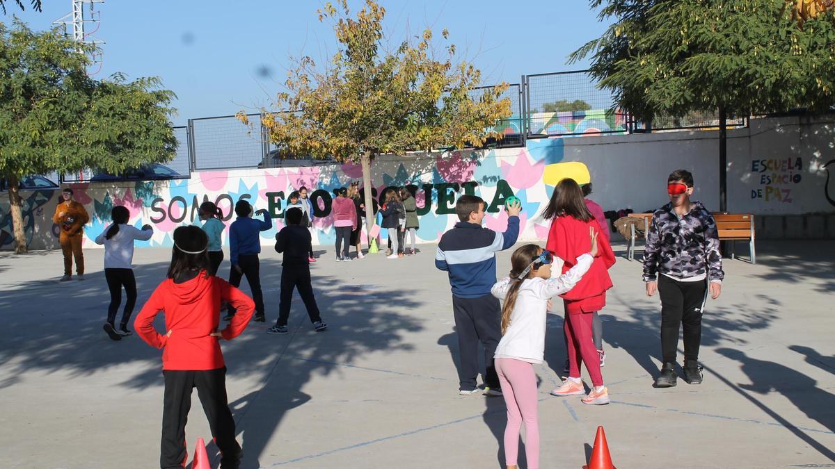 Escolares de Baena durante la celebración de la gymkana.