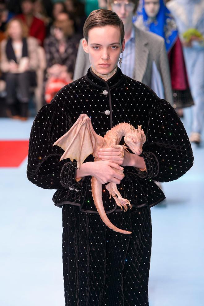 Dragón en el desfile de otoño-invierno 2018 de Gucci