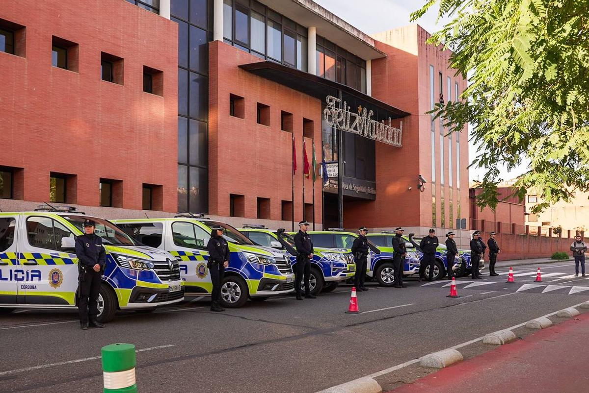 Los seis nuevos vehículos adquiridos por la Policía Local de Córdoba.