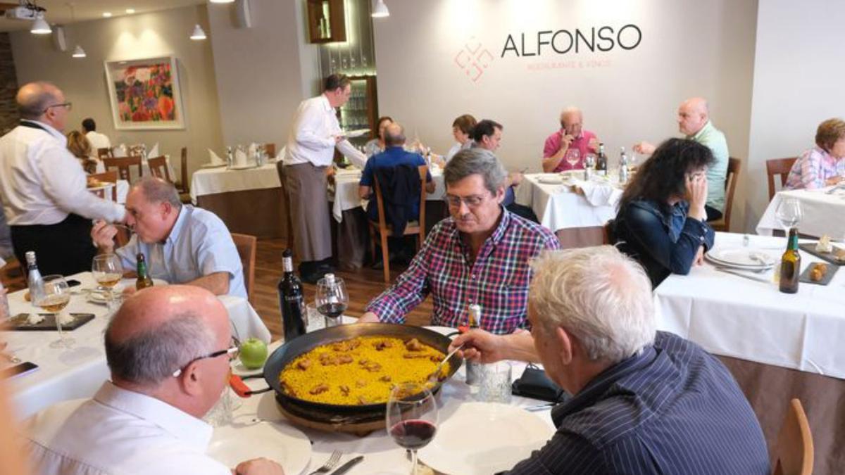 Lleno absoluto ayer en el restaurante Alfonso de Pinoso. A la derecha, Javier Alfonso