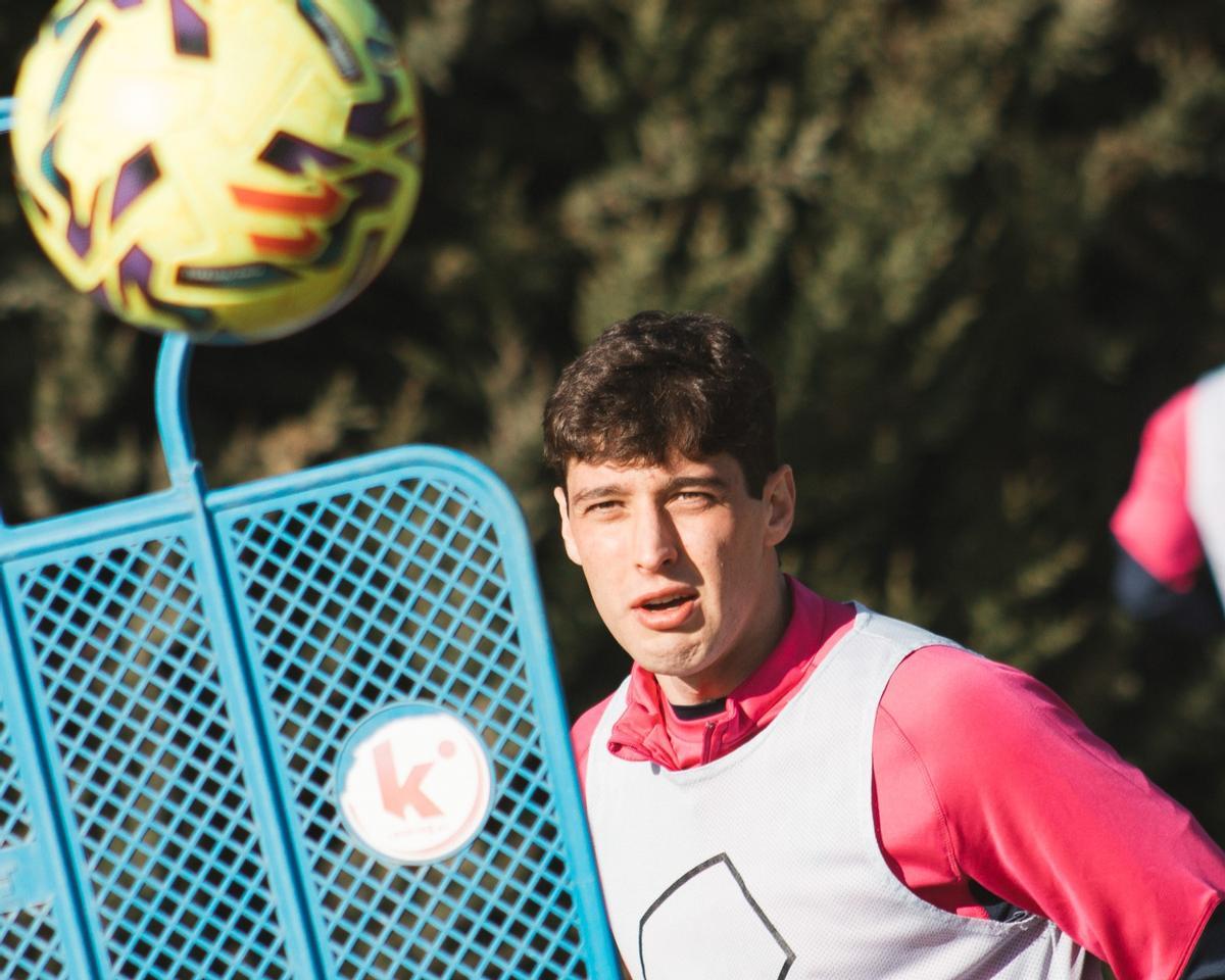 Enol Rodíguez, en un entrenamiento con el conjunto azulgrana en la Base Aragonesa.