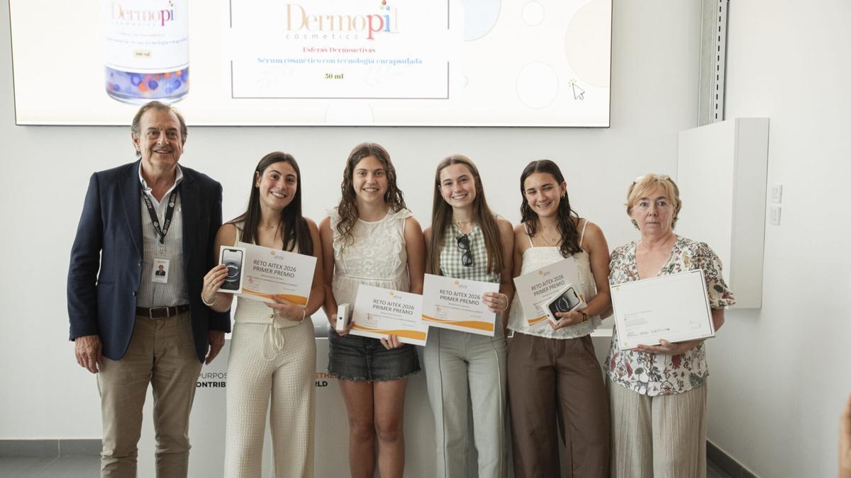 Las cuatro alumnas del IES de la Pobla del Duc y la profesora, con un representante de Aitex, en la entrega del premio.