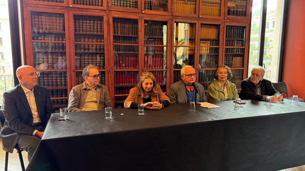 Joan Manuel Tresserras, Joan Subirats, Isona Passola, Carles Duarte, Marina Subirats y Jordi Font en rueda de prensa este lunes en el Ateneu Barcelonès, donde se ha presentado la declaración. Teresa Cabré, Carles Duarte, Jordi Font e Isona Passola, entre otros, impulsan esta declaración
