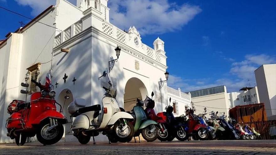 El Vespa Club Tierra de Barros hace de embajador del cava en su ruta nacional