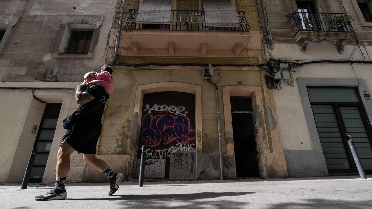 La fachada del edificio del pasaje Alió, en Barcelona, que un juzgado ha denegado que los Mossos desalojen.