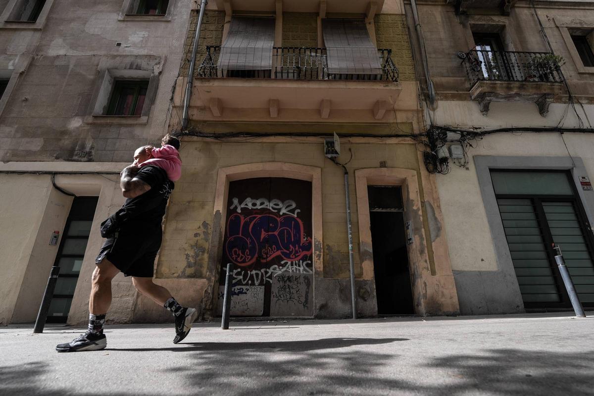 La fachada del edificio del pasaje Alió, en Barcelona, que un juzgado ha denegado que los Mossos desalojen.