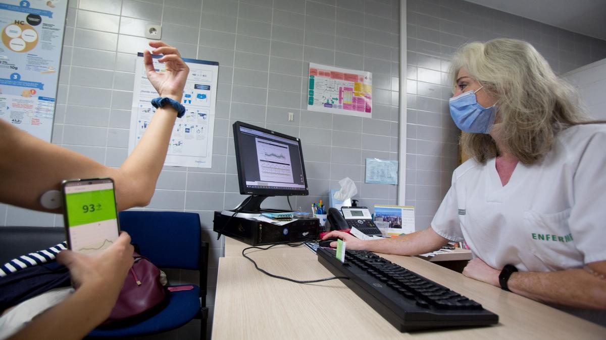 Control de una enferma con diabetes en consulta a través de un dispositivo instalado en el teléfono móvil.