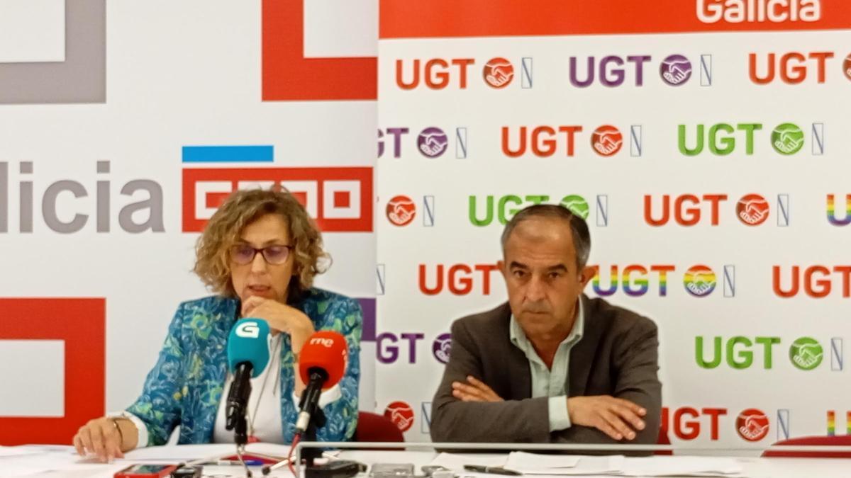 Amelia Pérez (CCOO) y José Antonio Gómez (UGT) esta mañana en Santiago