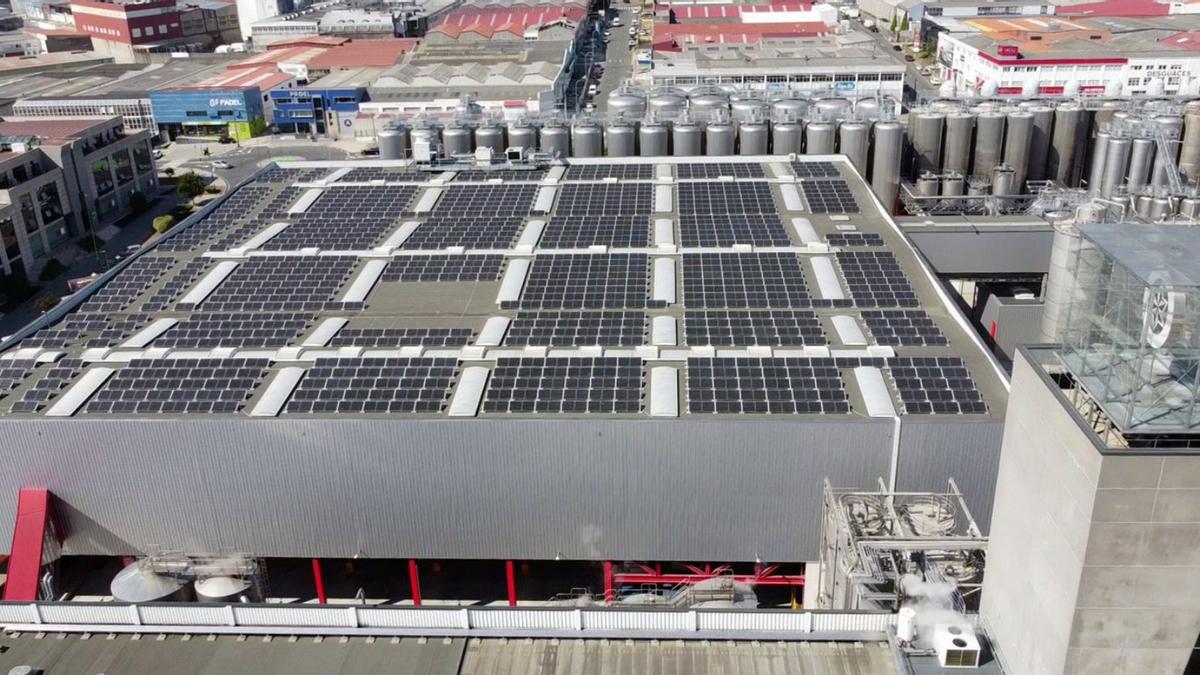 Paneles fotovoltaicos en la fábrica de Estrella Galicia en Agrela. |   // LOC