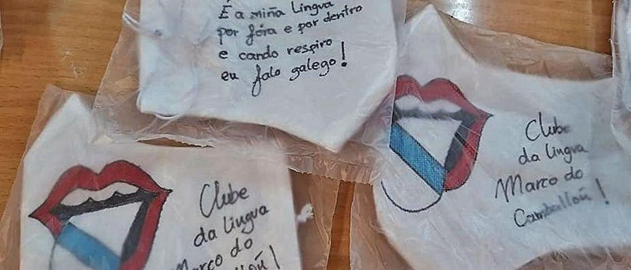 As máscaras teñen catro modelos e todas locen o logo dos Rolling Stones, tuneado.