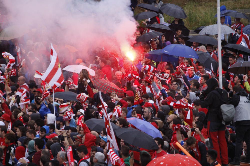 Centenars d'aficionats reben al Girona sota la pluja