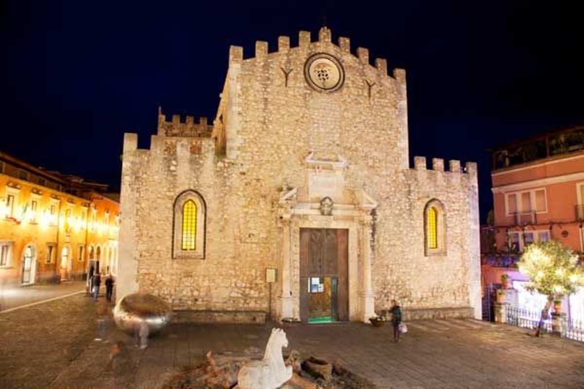 La catedral de San Nicolás data del siglo XV y fue construida sobre las ruinas de la antigua iglesia de San Nicolás de Bari.