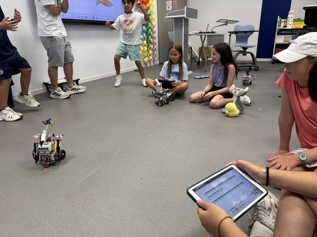 “STEAM Summerland” programa combina robótica educativa, programación y ciencia.