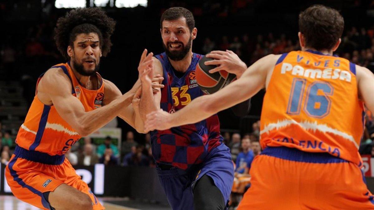 Louis Labeyrie trata de frenar a Nikola Mirotic en La Fonteta