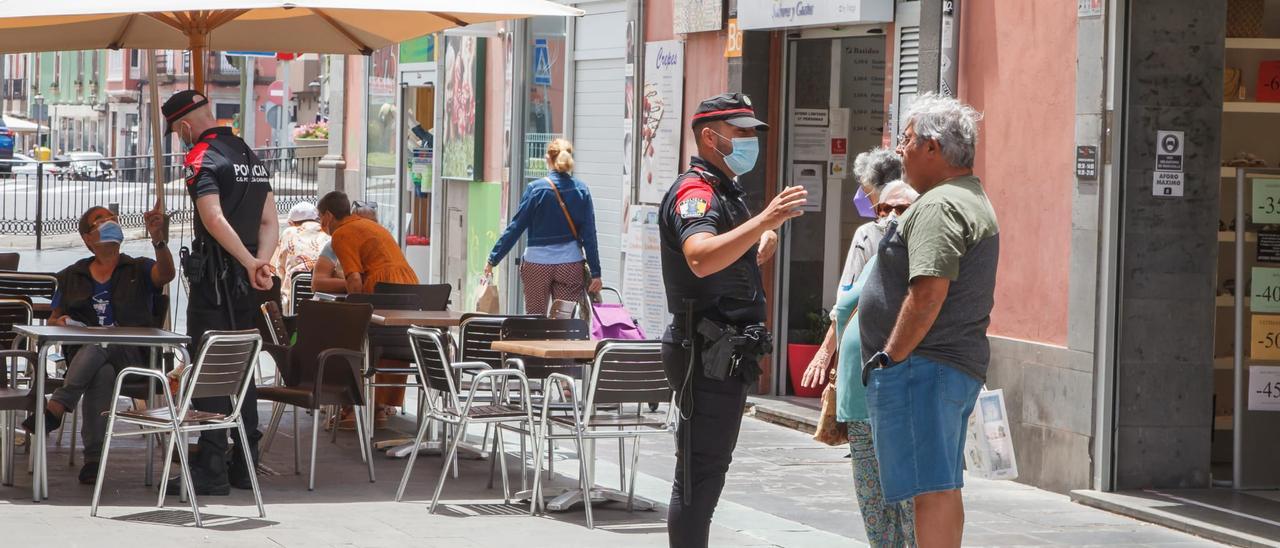 Operativo de control de medidas anti-covid de la Policía Canaria en la calle Triana