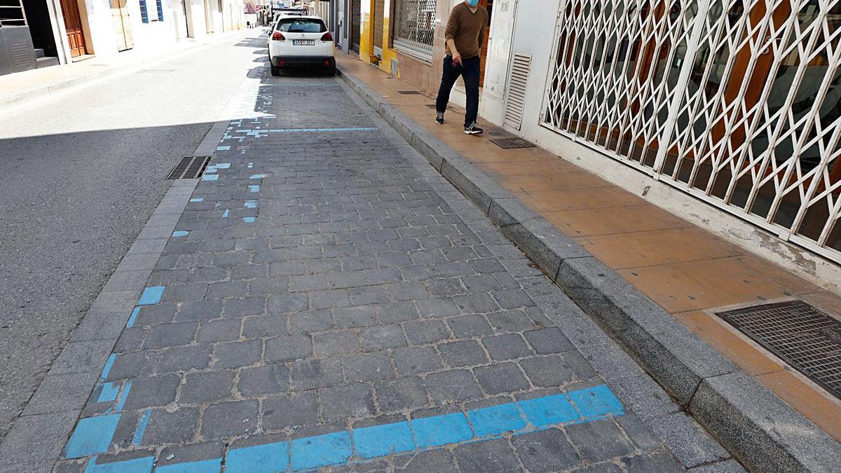 Plaza de aparcamiento ya despintada en una calle de la localidad. | JUAN A. RIERA