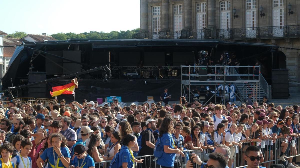 Centenares de personas durante la inauguración y acto de acogida de la Peregrinación Europea de jóvenes 2022, en el Obradoiro.
