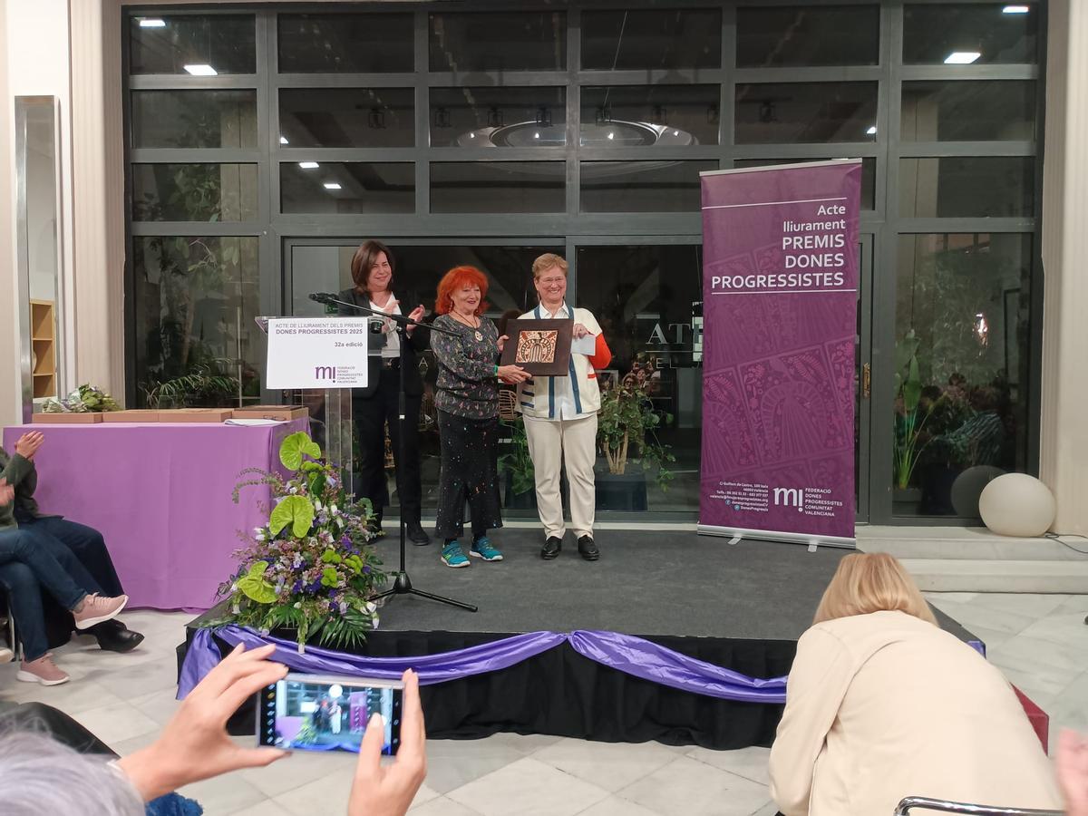 Julia Sevilla entrega el premio a Rosa Cobo.