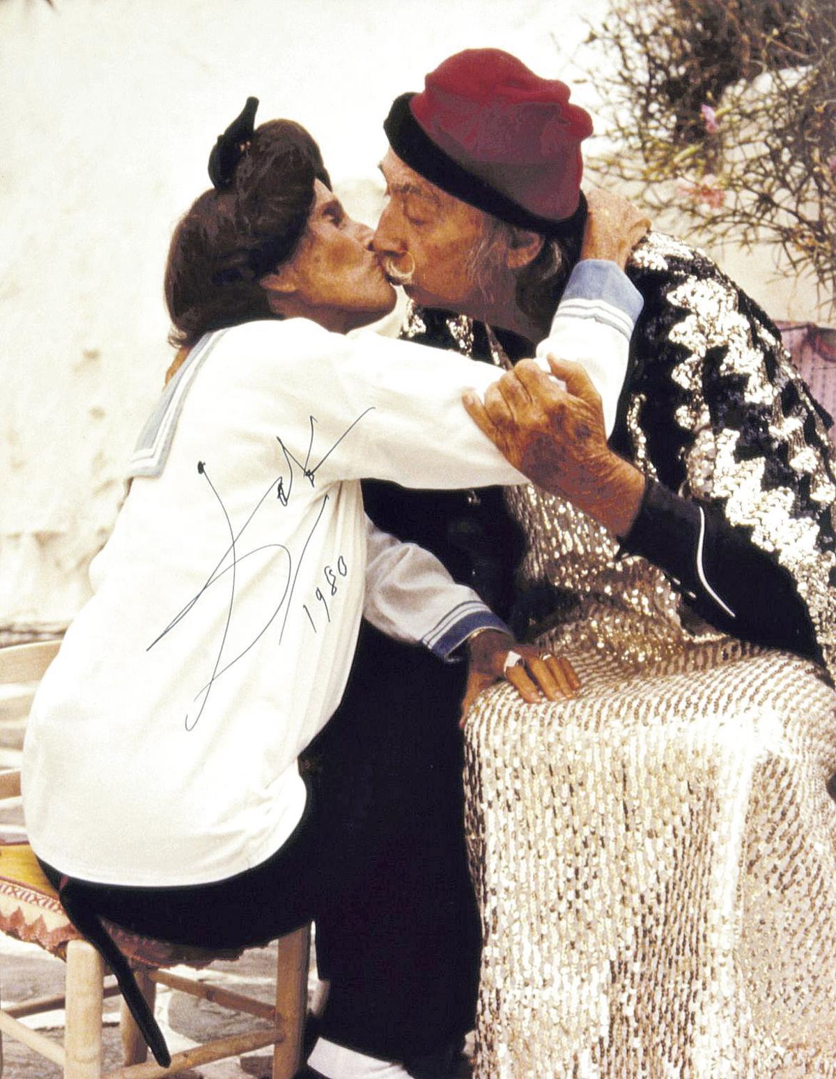 Gala y Dalí se besan en sus últimos años de vida