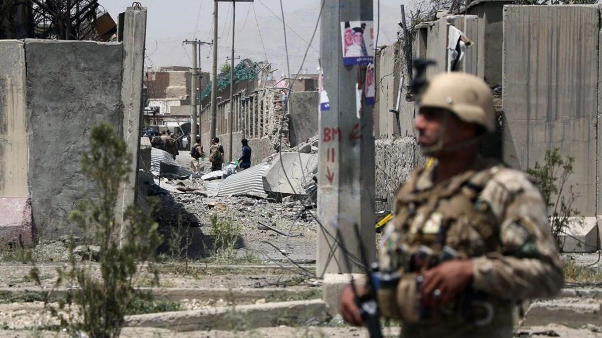 Un personal de seguridad afgano en el sitio donde un coche bomba talibán detonó a la entrada de una estación de policía en Kabul el 7 de agosto de 2019