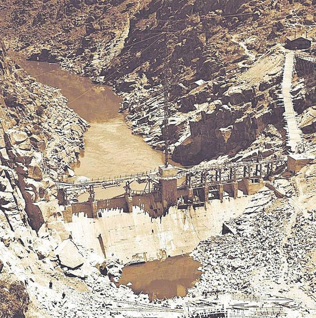 Imagen de la presa de Ricobayo durante su construcción.FOTOGRAFIA ANTIGUA DE LA CONSTRUCCION DEL SALTO DE RICOBAYO EN EL EMBALSE DEL ESLA 80 ANIVERSARIO DE LA CONSTRUCCION DEL EMBALSE DEL ESLA
