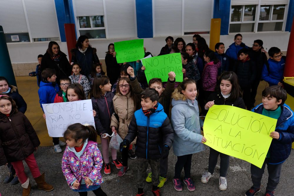 Protesta en el colegio Cervantes de Sax