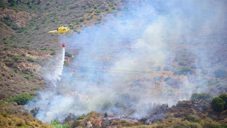 Un helicóptero sofoca un fuego en el monte San Julián de Cartagena