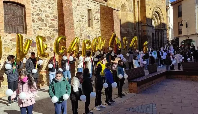 GALERÍA | El colegio Virgen de la Vega de Benavente realiza una gran cadena humana por la paz