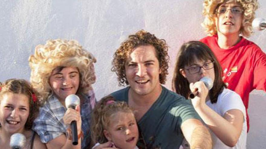 David Bisbal junto a niños de la Asociación