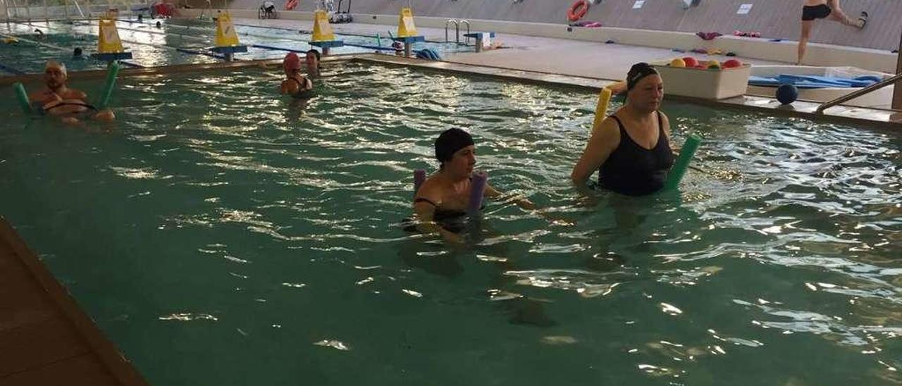 Cursillo de natación en las instalaciones de la piscina A Balea. // Santos Álvarez