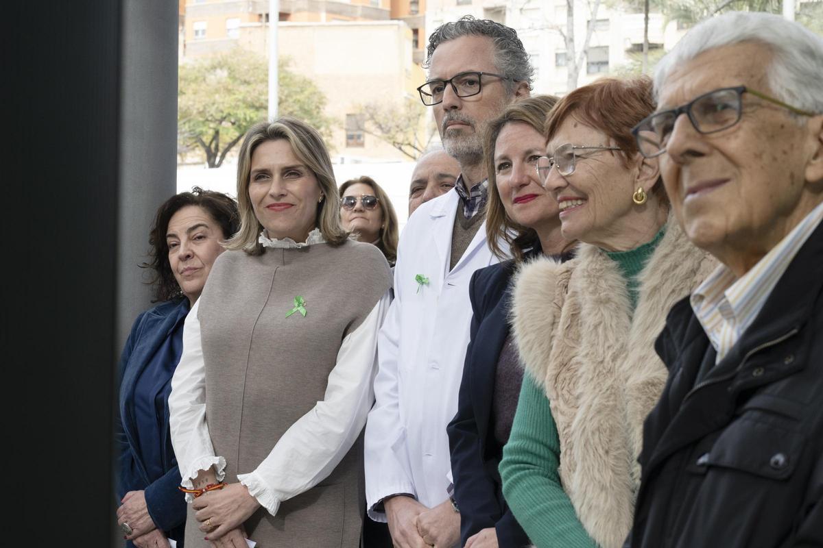 La presidenta de la Diputación, la alcaldesa, la presidenta de la AECC y el director del Hospital Provincial junto a la diputada de Bienestar Social.