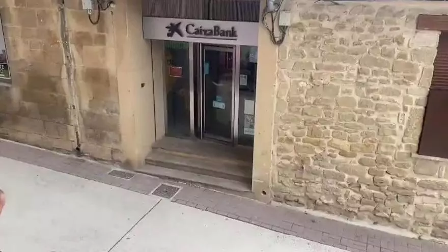 Las vaquillas de un encierro se cuelan en un cajero