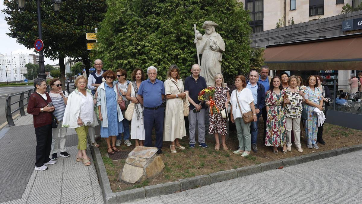 Foto de familia de los Amigos del Camino, ayer, en el tributo a Santiago ante su estatua de San Lázaro.