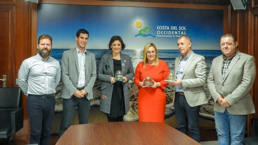 La presidenta de la Mancomunidad Occiental, Margarita del Cid, con la alcaldesa de Fuengirola, Ana Mula, y el edil de Manilva, Mario Jiménez, reciben los premios.