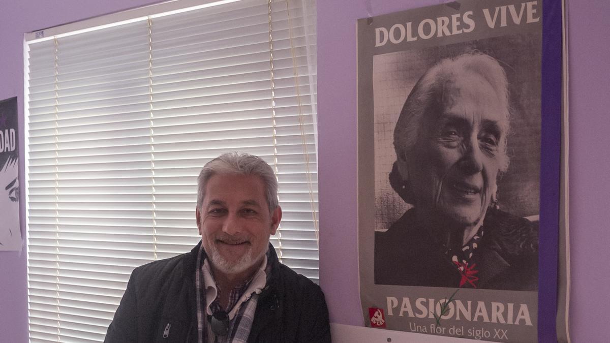 Manuel Burón, coordinadir de IU Benavente, en la sede de la formación junto a un retrato de la Pasionaria.