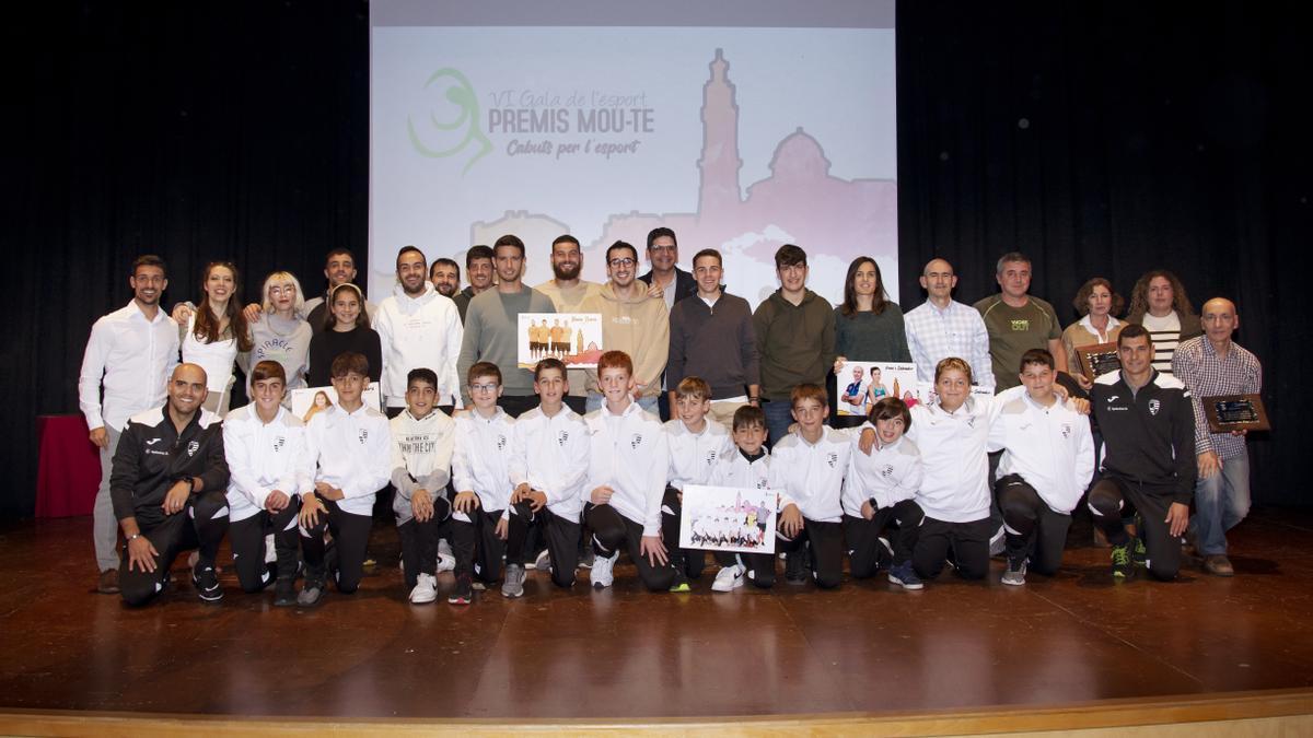 Foto final de &quot;familia&quot; con todos los premiados y las autoridades locales en la Gala de l&#039;Esport de la Font