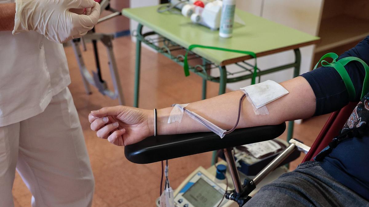 Una persona donando sangre en Tenerife, archivo.