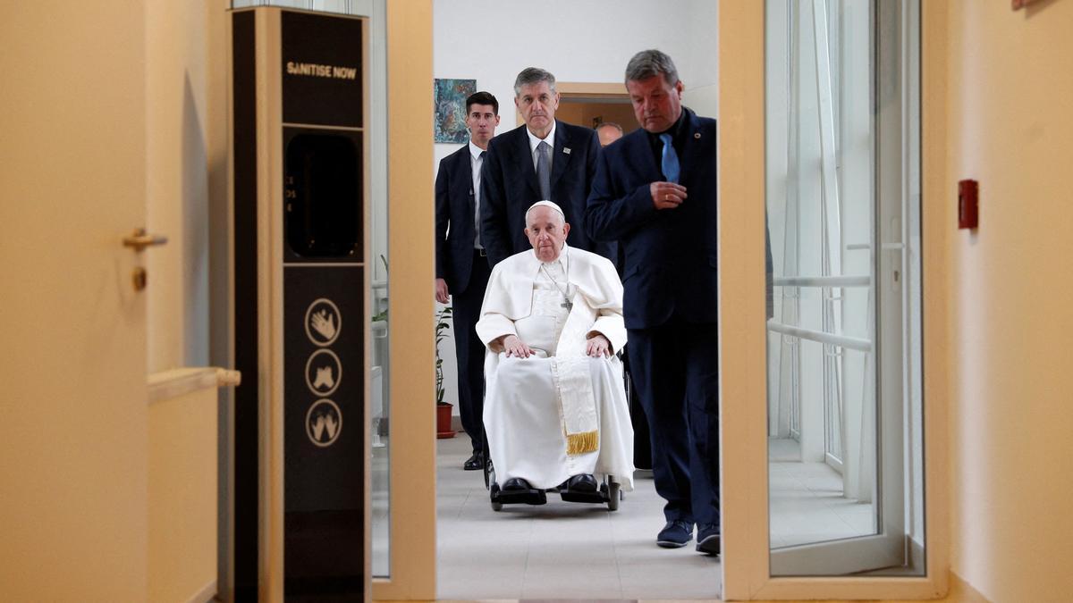 El Papa Francisco visita el Instituto Beato Laszlo Batthyany-Strattmann junto con el director del instituto Gyorgy Inotay, durante su viaje apostólico en Budapest, Hungría