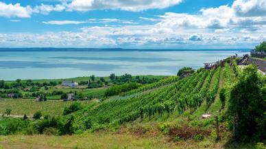 Este es el lago más grande de Europa: te contamos 4 experiencias para vivir en cada estación del año