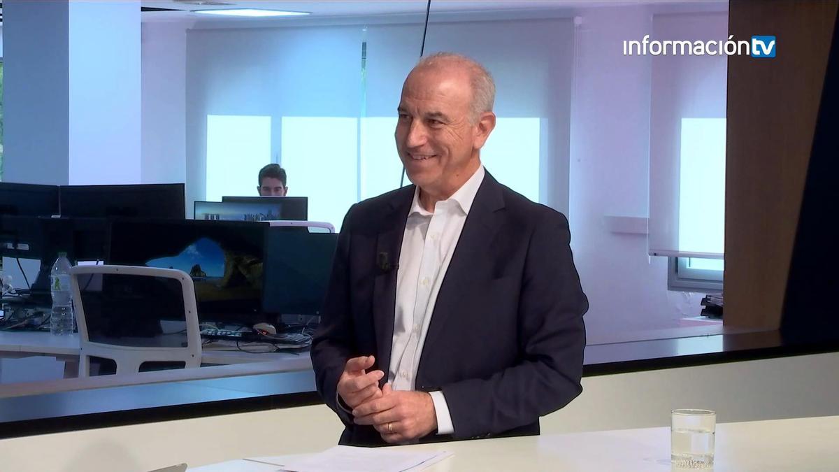 Hermann Schwarz, presidente del Colegio de Médicos de Alicante: "Nos preocupa el intrusismo de personal que no está hecho para cumplir nuestras funciones"