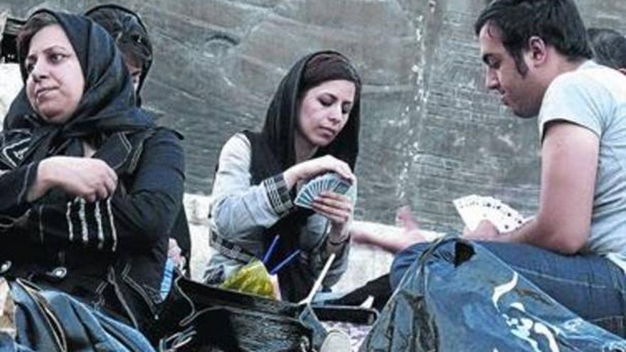 Irán prohíbe las crestas por considerarlas &quot;peinados satánicos&quot;