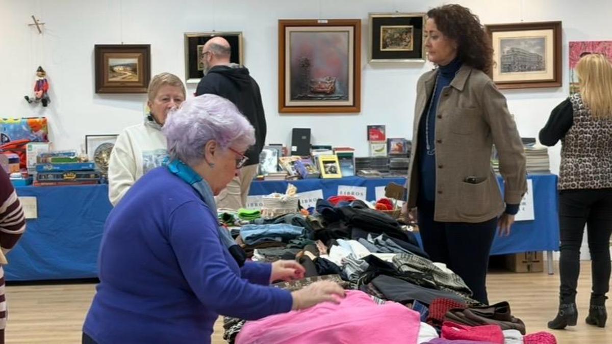 Mercadillo solidario del Centro Municipal de Mayores Luca de Tena